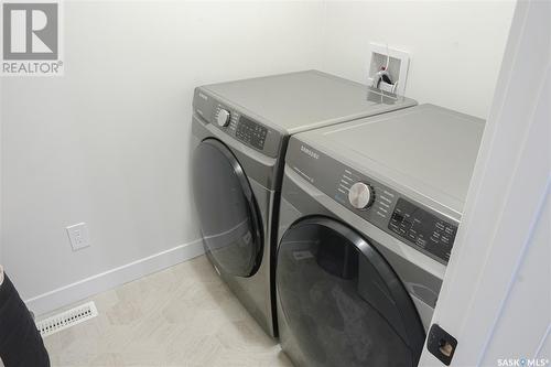 402 Chelsom Manor, Saskatoon, SK - Indoor Photo Showing Laundry Room