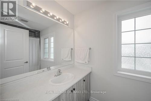 37 Cottonwood Cres, Welland, ON - Indoor Photo Showing Bathroom
