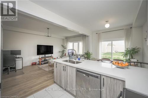 37 Cottonwood Cres, Welland, ON - Indoor Photo Showing Kitchen With Double Sink
