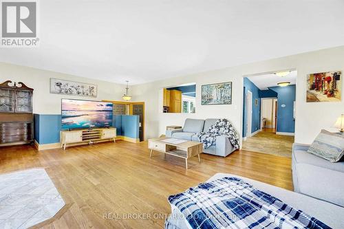 6398 Orchard Avenue, Niagara Falls, ON - Indoor Photo Showing Living Room