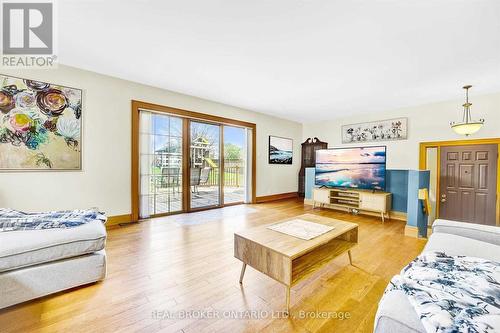 6398 Orchard Avenue, Niagara Falls, ON - Indoor Photo Showing Living Room
