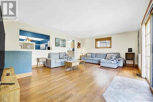 6398 Orchard Avenue, Niagara Falls, ON - Indoor Photo Showing Living Room