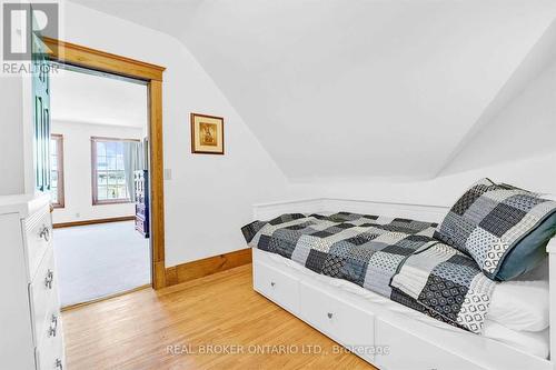 6398 Orchard Ave, Niagara Falls, ON - Indoor Photo Showing Bedroom