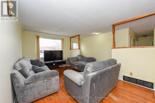 3522 Capricorn Cres, Mississauga, ON - Indoor Photo Showing Living Room
