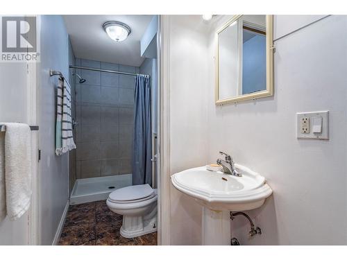 1720 Simpson Court, Kelowna, BC - Indoor Photo Showing Bathroom