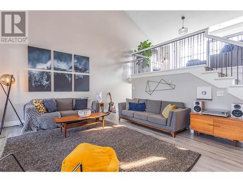 1720 Simpson Court, Kelowna, BC - Indoor Photo Showing Living Room
