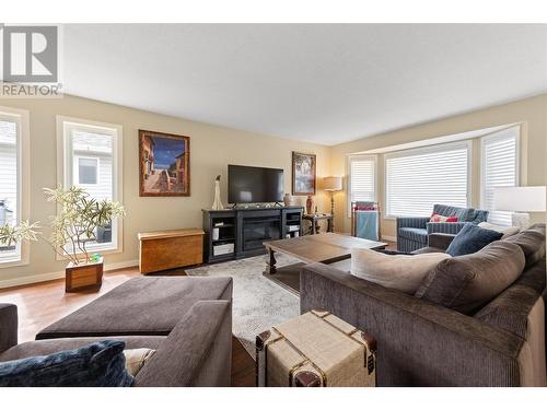 3400 Wilson Street Unit# 163, Penticton, BC - Indoor Photo Showing Living Room