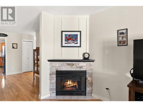 1038 11 Avenue Unit# 13, Vernon, BC - Indoor Photo Showing Living Room With Fireplace