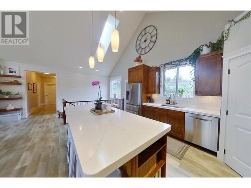 2640 17 Street Ne, Salmon Arm, BC - Indoor Photo Showing Kitchen