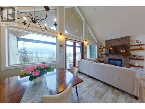 2640 17 Street Ne, Salmon Arm, BC - Indoor With Fireplace