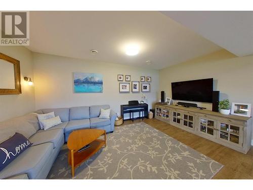 2640 17 Street Ne, Salmon Arm, BC - Indoor Photo Showing Living Room