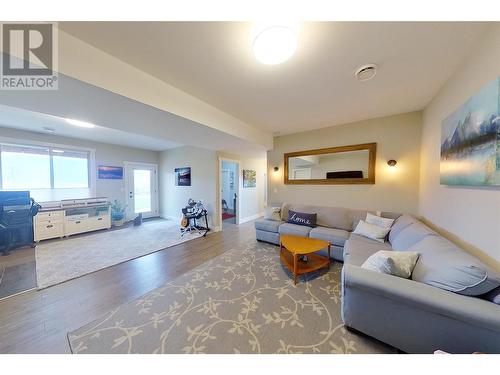 2640 17 Street Ne, Salmon Arm, BC - Indoor Photo Showing Living Room