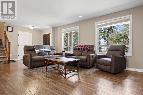 759 Mcclure Road, Kelowna, BC - Indoor Photo Showing Living Room