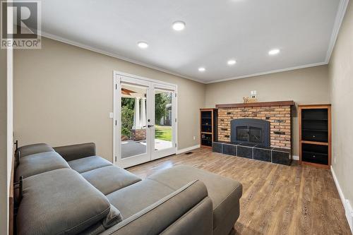 759 Mcclure Road, Kelowna, BC - Indoor Photo Showing Living Room With Fireplace