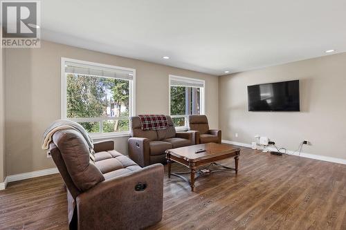 759 Mcclure Road, Kelowna, BC - Indoor Photo Showing Living Room