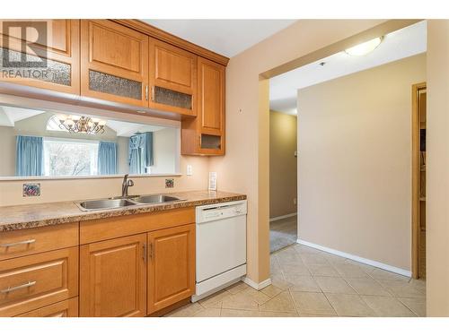 1045 Sutherland Avenue Unit# 301, Kelowna, BC - Indoor Photo Showing Kitchen With Double Sink