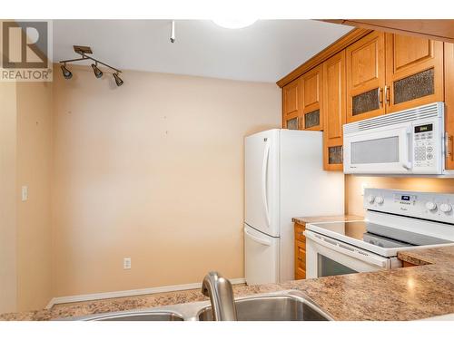 1045 Sutherland Avenue Unit# 301, Kelowna, BC - Indoor Photo Showing Kitchen