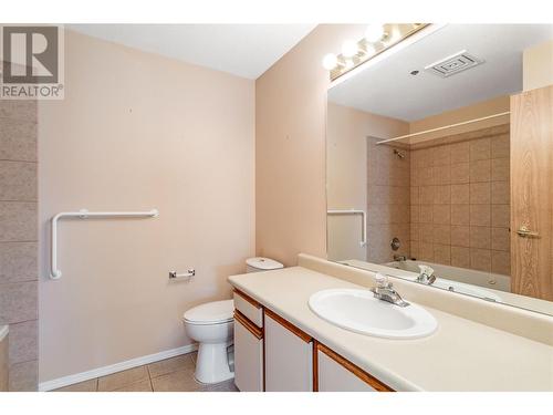 1045 Sutherland Avenue Unit# 301, Kelowna, BC - Indoor Photo Showing Bathroom