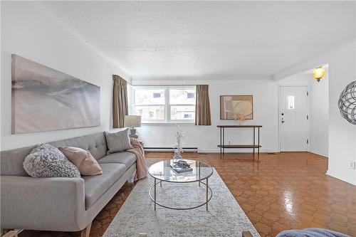133 Auburn Avenue, Hamilton, ON - Indoor Photo Showing Living Room