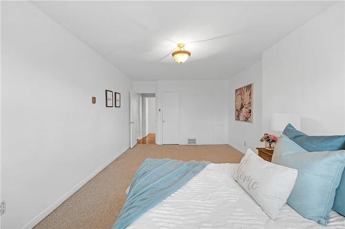 133 Auburn Avenue, Hamilton, ON - Indoor Photo Showing Bedroom