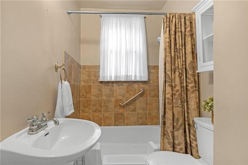 133 Auburn Avenue, Hamilton, ON - Indoor Photo Showing Bathroom