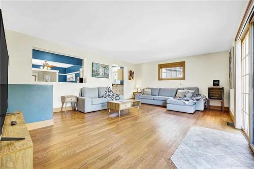 6398 Orchard Avenue, Niagara Falls, ON - Indoor Photo Showing Living Room