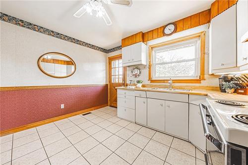 5432 Stratton Road, Burlington, ON - Indoor Photo Showing Kitchen With Double Sink