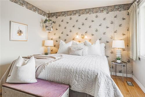 5432 Stratton Road, Burlington, ON - Indoor Photo Showing Bedroom