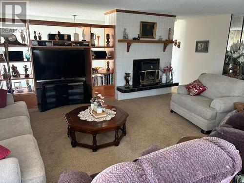 365 Felix Road, Kelowna, BC - Indoor Photo Showing Living Room With Fireplace