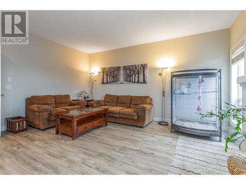 614 South Crest Drive, Kelowna, BC - Indoor Photo Showing Living Room