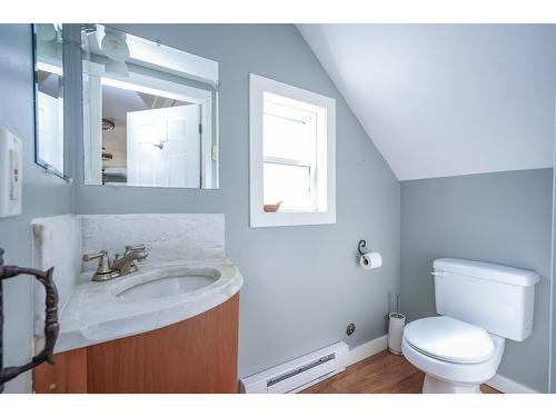 116 Vernon Street, Nelson, BC - Indoor Photo Showing Bathroom