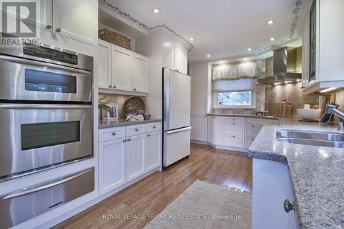 14 Valley Crt, Whitby, ON - Indoor Photo Showing Kitchen With Double Sink With Upgraded Kitchen