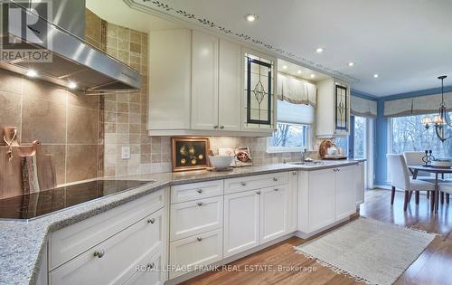 14 Valley Crt, Whitby, ON - Indoor Photo Showing Kitchen With Upgraded Kitchen
