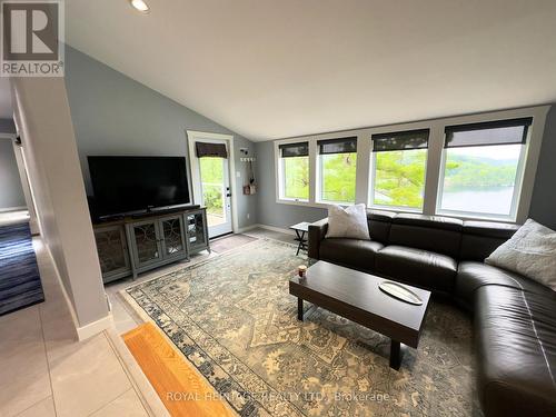 7 - 2324 Hwy 141 Road, Muskoka Lakes, ON - Indoor Photo Showing Living Room