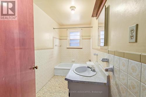 11026 Trafalgar Road S, Halton Hills, ON - Indoor Photo Showing Bathroom