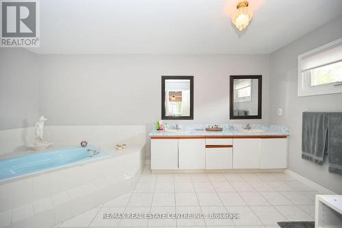 1388 Will Scarlett Dr, Oakville, ON - Indoor Photo Showing Bathroom