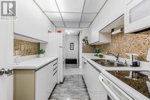 #903 -25 Fairview Rd W, Mississauga, ON - Indoor Photo Showing Kitchen With Double Sink