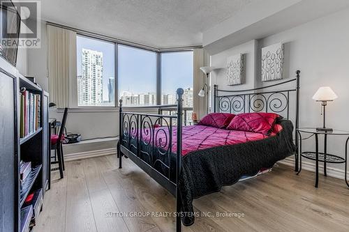 #903 -25 Fairview Rd W, Mississauga, ON - Indoor Photo Showing Bedroom