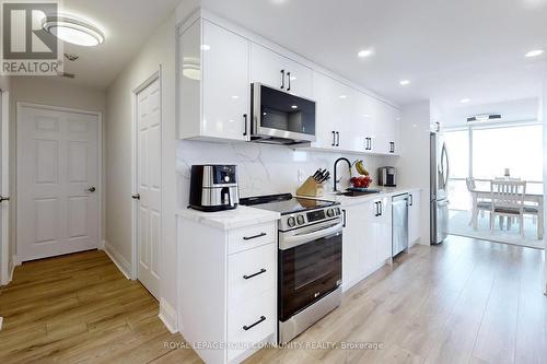 #1116 -20 Harding Blvd W, Richmond Hill, ON - Indoor Photo Showing Kitchen With Upgraded Kitchen