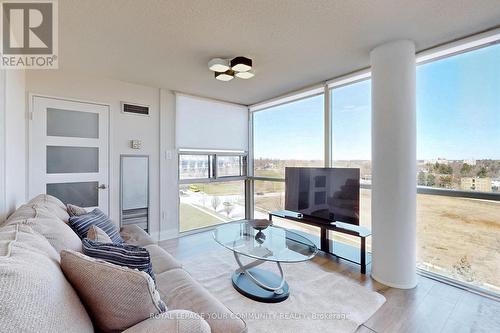 #1116 -20 Harding Blvd W, Richmond Hill, ON - Indoor Photo Showing Living Room