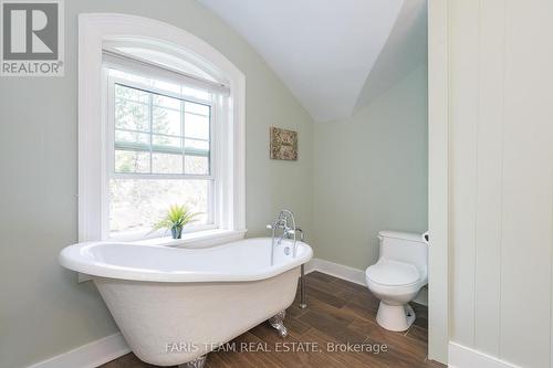 204 Spruce Cres, Barrie, ON - Indoor Photo Showing Bathroom
