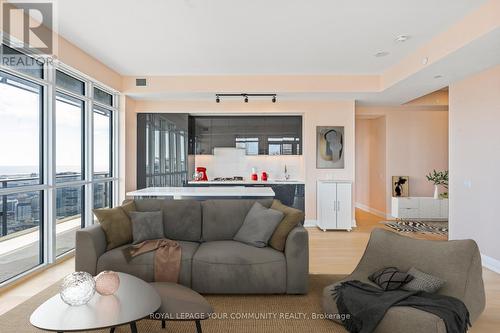#6005 -7 Grenville St, Toronto, ON - Indoor Photo Showing Living Room