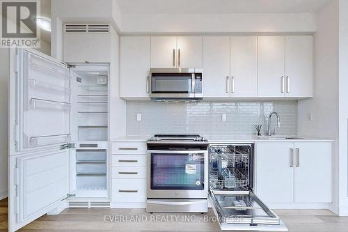 1111 - 5180 Yonge Street, Toronto, ON - Indoor Photo Showing Kitchen With Upgraded Kitchen