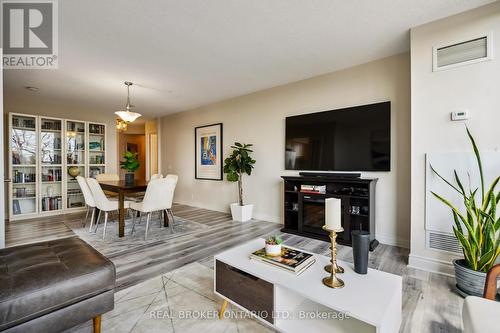 422 - 80 Harrison Garden Boulevard, Toronto, ON - Indoor Photo Showing Living Room
