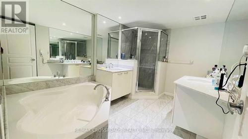 1215 - 140 Simcoe Street, Toronto, ON - Indoor Photo Showing Bathroom