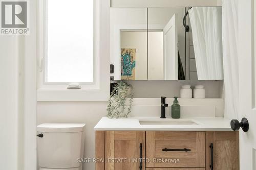 907 Palmerston Ave, Toronto, ON - Indoor Photo Showing Bathroom