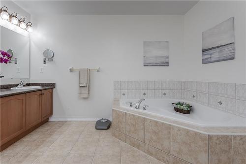 4220 Cole Crescent, Burlington, ON - Indoor Photo Showing Bathroom