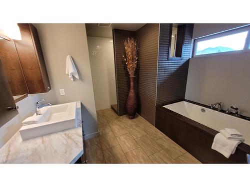 6177 12Th Street, Grand Forks, BC - Indoor Photo Showing Bathroom