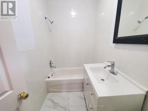 33 Gertrude Street, Hamilton, ON - Indoor Photo Showing Bathroom