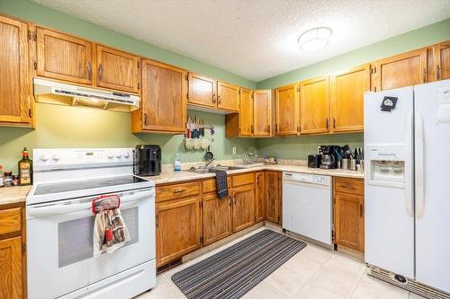 1235 Pinyon Road, Sparwood, BC - Indoor Photo Showing Kitchen With Double Sink